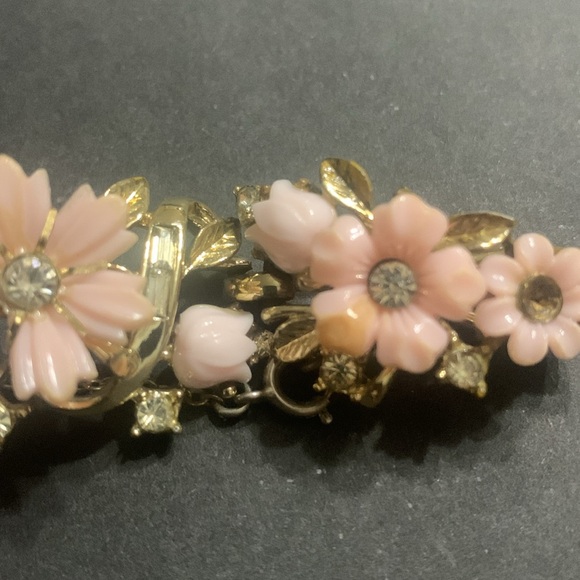 Vintage Coro Pink Flower bracelet set in gold metal w/ safety chain - Picture 6 of 9